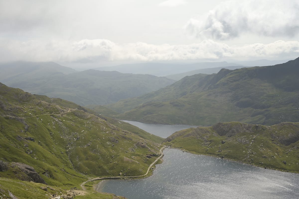 Galles 2025 – Giorno 3 Yr Wyddfa: ascesa (e discesa) verso le nuvole, tramezzini pressurizzati e pecore poco collaborative