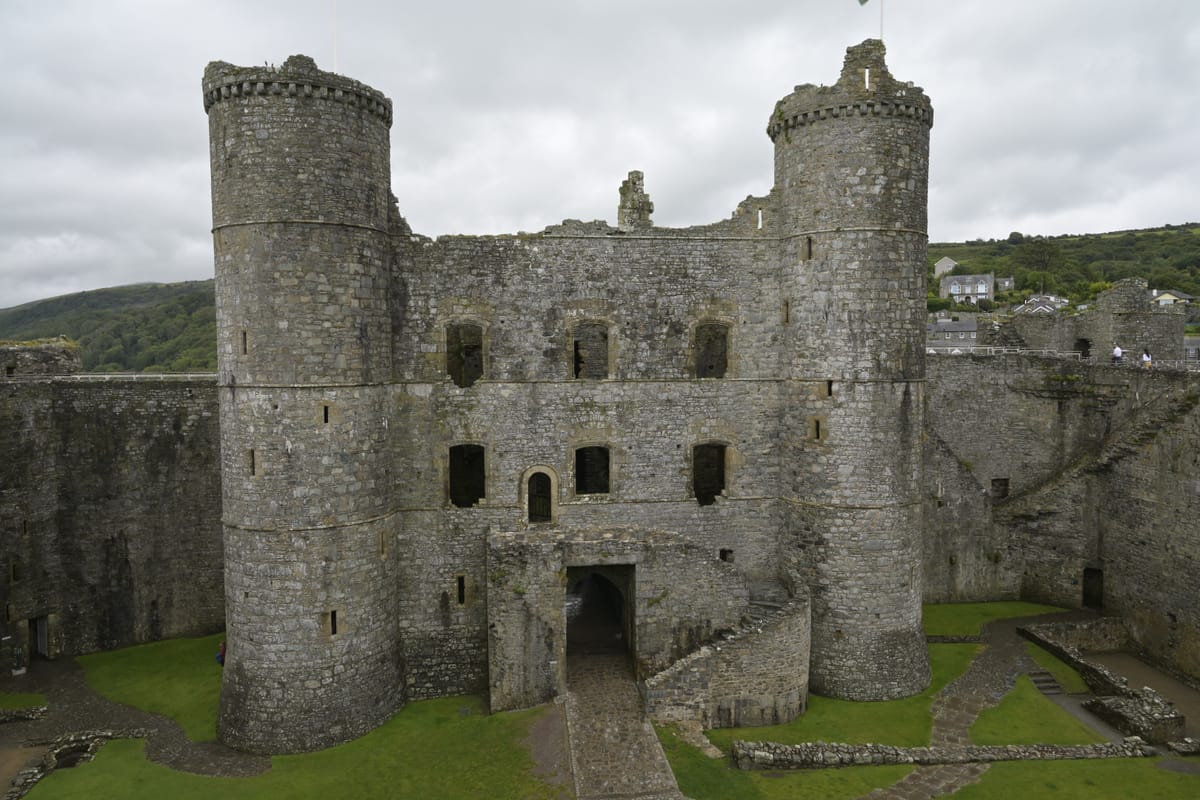 Pioggia, Fish & Chips Mafiosi e Docce Traditrici: Un Giorno di Follia in Galles