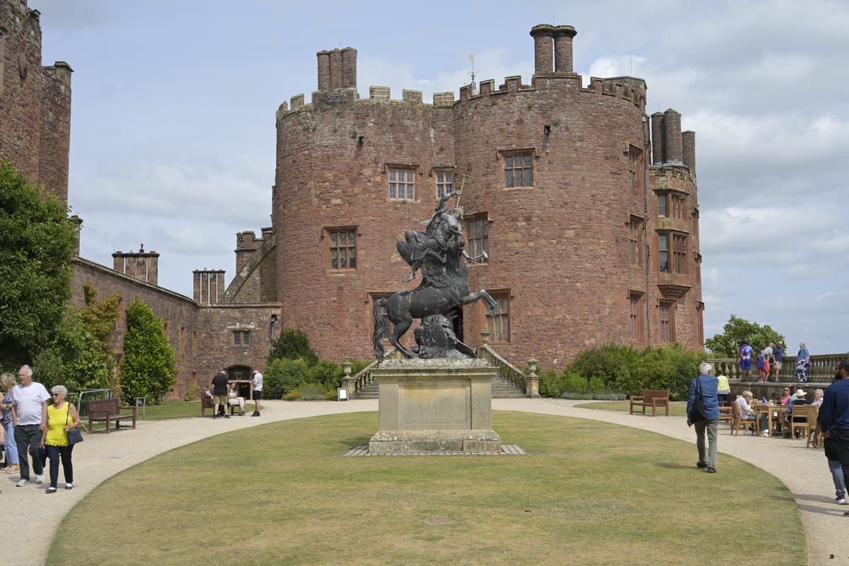 Pizza radioattiva, castelli truffaldini e lo scambio di persona tra due Hampton Court